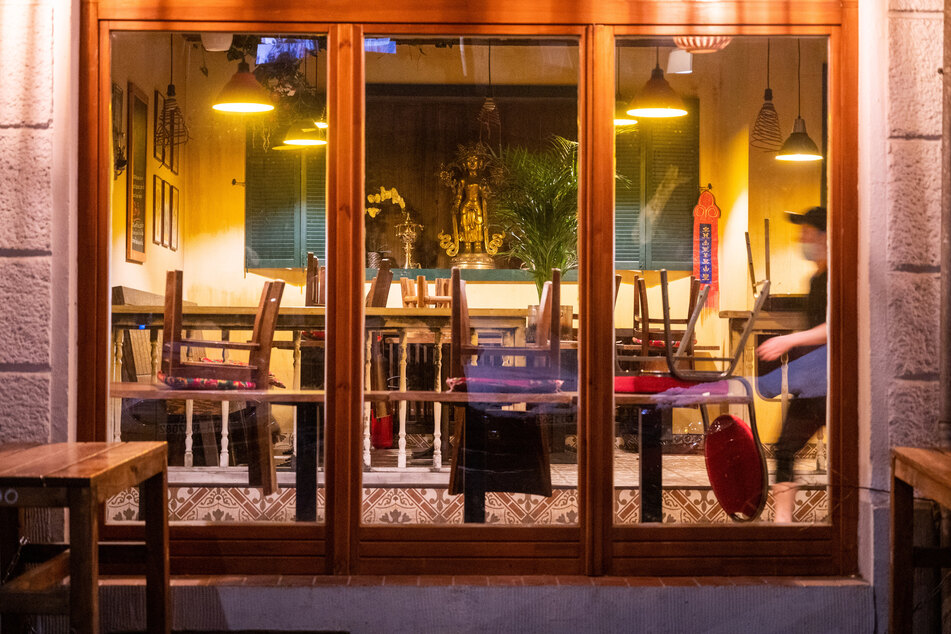 In einem Restaurant stehen die Stühle auf den Tischen. So schnell die Gaststätten auch öffnen wollen, dürfen sie es wohl nicht.