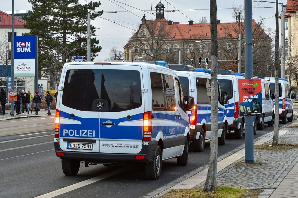 Polizei an der Schandauer Straße.