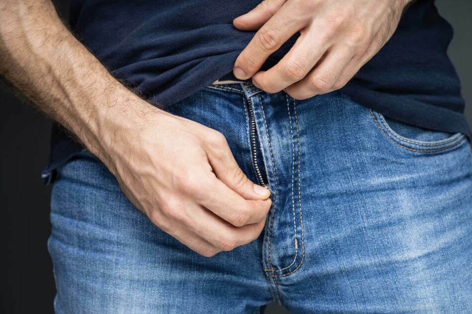 Der junge Mann spielte mehrfach in der Öffentlichkeit an sich herum.. (Symbolbild)
