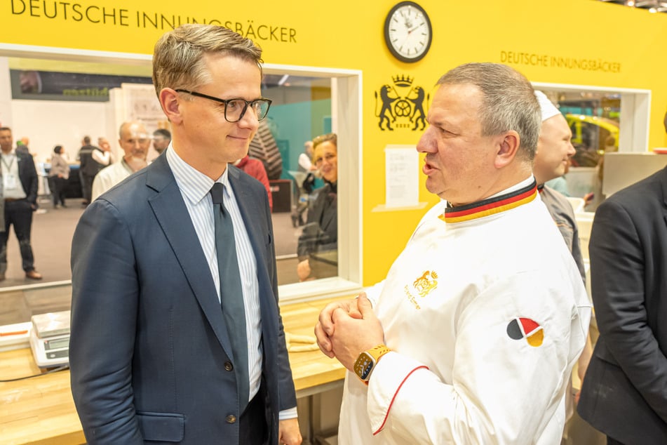 Zwischendurch werden dem CDU-Generalsekretär Carsten Linnemann (47) die Sorgen der Handwerker dargelegt.