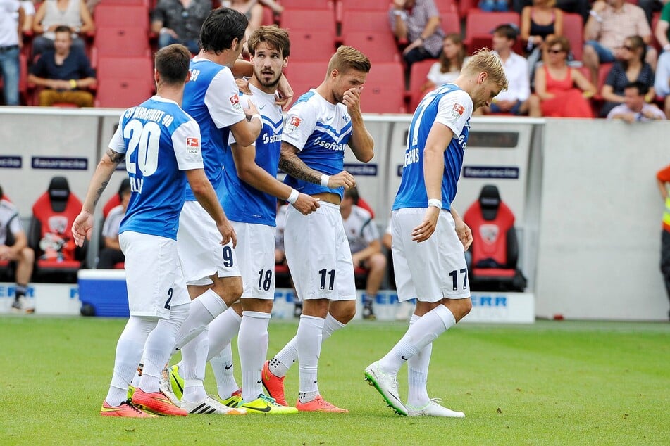 Marcel Heller (l.), Romain Brégerie (3.v.l.) und Tobias Kemper (2.v.r.) spielten für die SGD, aber auch den SV Darmstadt 98.