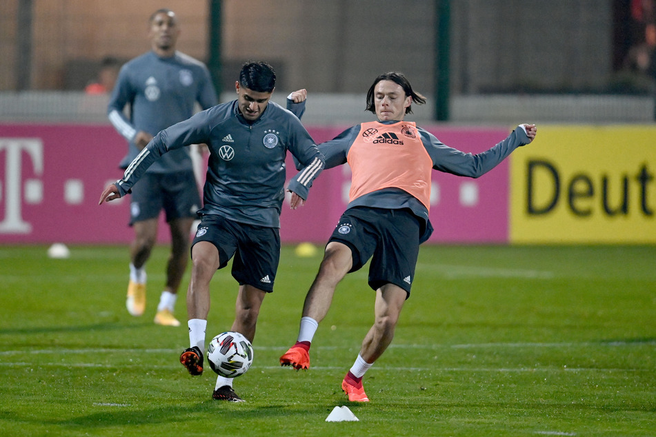 Mahmoud Dahoud und Nico Schulz in Aktion.