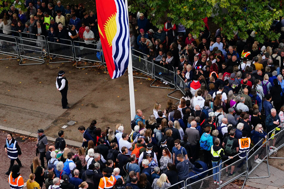 Hundertausende wollen den Trauerzug der Queen sehen. Ein Großaufgebot der Polizei ist vor Ort.