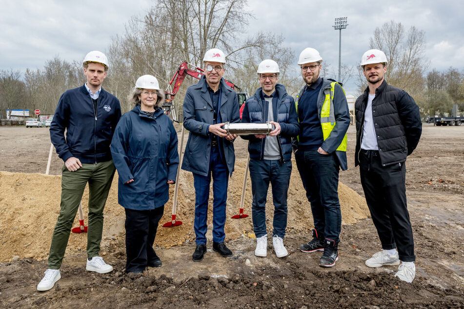 Dazu vollzogen RB-Vertreter gemeinsam mit Architekten und Leipzigs Baubürgermeister Thomas Dienberg (60, 3.v.l.) den Spatenstich.