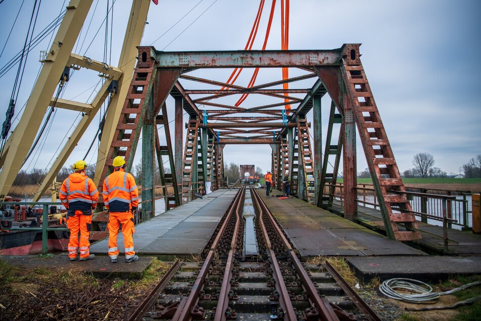 Arbeiter bereiten den Abbau eines Teils der Friesenbrücke vor.