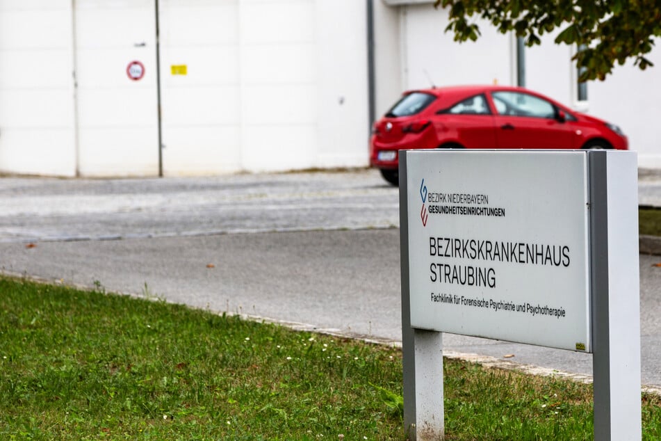 Vier Straftäter aus Krankenhaus geflohen! Polizei fahndet und hat dringende Bitte