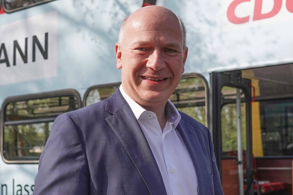 Die Berliner CDU hat sich dafür ausgesprochen, die Schulen in der Corona-Pandemie "schnellstmöglich" wieder zu öffnen. Spitzenkandidat Kai Wegner (48) forderte, die Rückkehr zum sicheren Präsenzbetrieb am kommenden Dienstag im Senat zu behandeln.