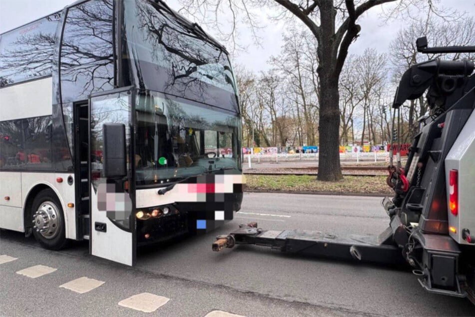 Der Reisebus ist zum Sicherungsgelände der Polizei abgeschleppt worden.