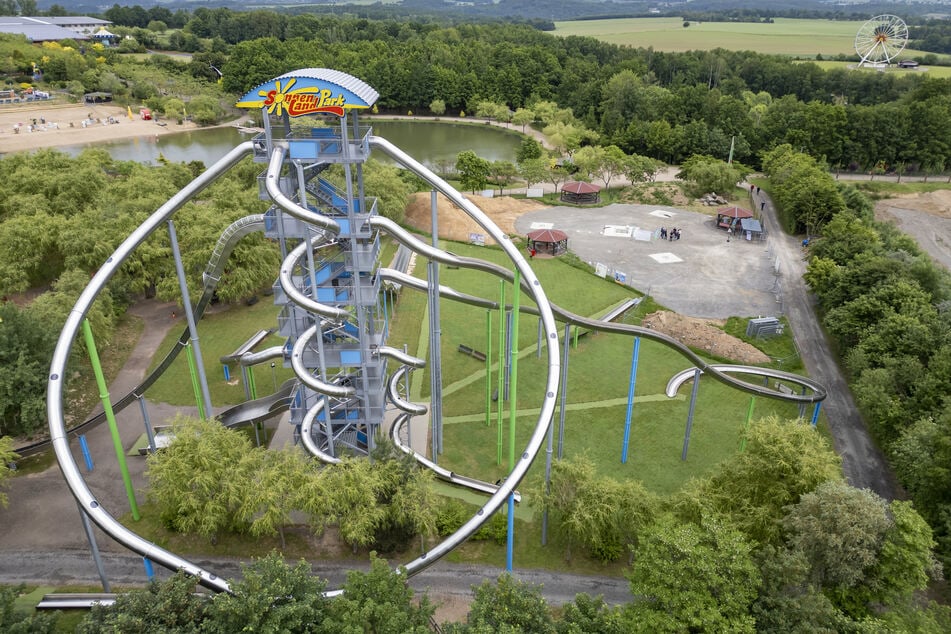 Neben dem Rutschenturm wird im Sonnenlandpark bis zum Sommer eine doppelt so hohe Erlebnispyramide errichtet.