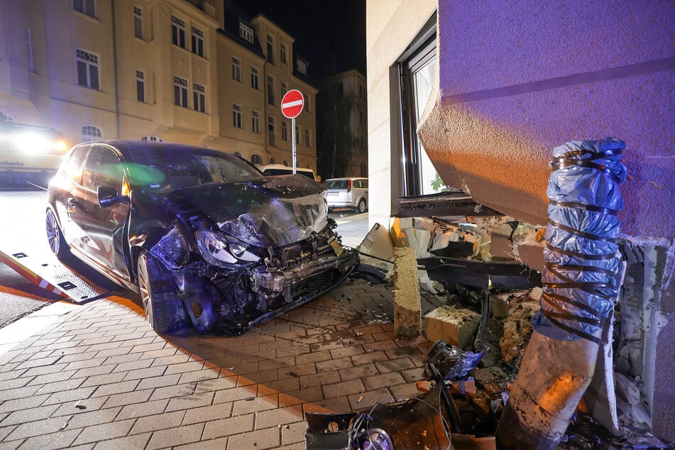 Nach einer wilden Verfolgungsjagd krachte ein VW mit voller Wucht gegen die Fassade der Agentur für Arbeit in Zwickau.