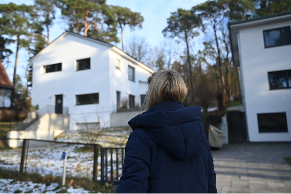 Die Familie soll eine Grundschuld über 280.000 Euro plus Zinsen für die Baukosten löschen und dem Eigentümer rund 6000 Euro für die Nutzung des Grundstücks zahlen.