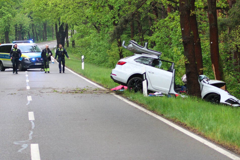 Tödlicher Unfall nahe Cottbus: Seat-Fahrer kracht gegen Baum