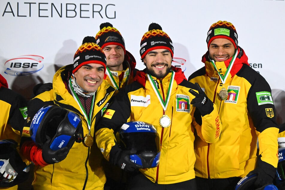 Adam Ammour (24, 2.v.r.) feierte mit seiner Crew den Vierersieg in Altenberg.
