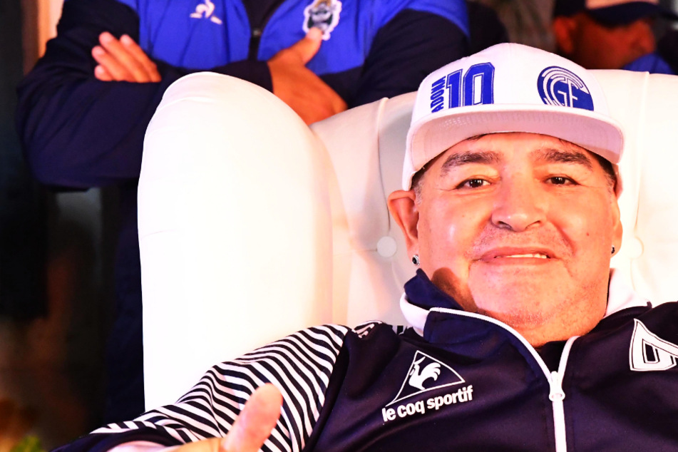Diego Maradona hofft auf eine zweite "Hand Gottes", um Corona-Krise zu beenden!