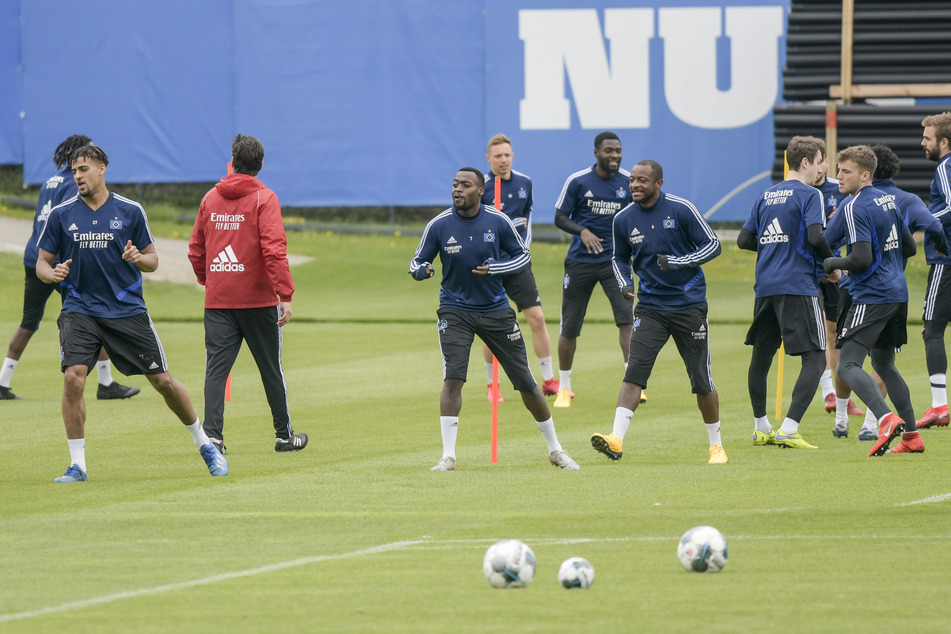 Hamburgs Spieler stehen zum Trainingsauftakt des HSV auf dem Platz.