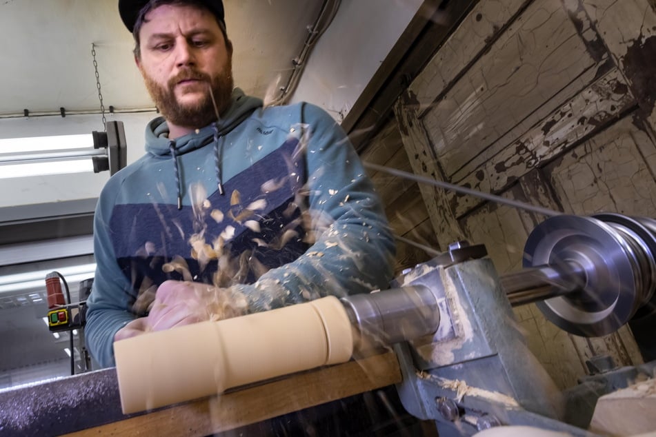 Markus Füchtner produziert Nussknacker aus Seiffen in der sechsten Generation. (Archivbild)