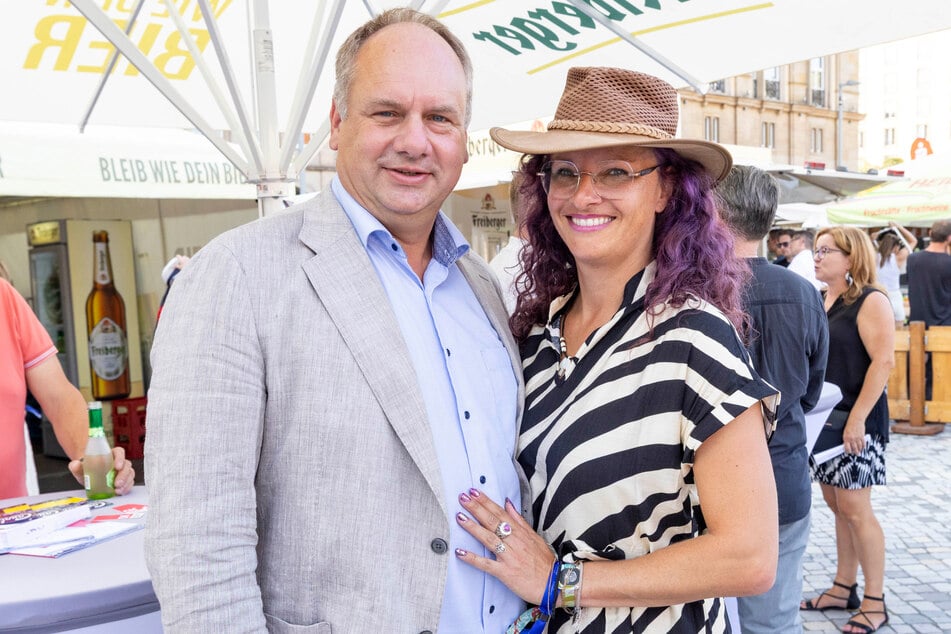 OB Dirk Hilbert (53, FDP) eröffnete das Stadtfest, kam in Begleitung seiner Lebensgefährtin Miriam Nötzold.