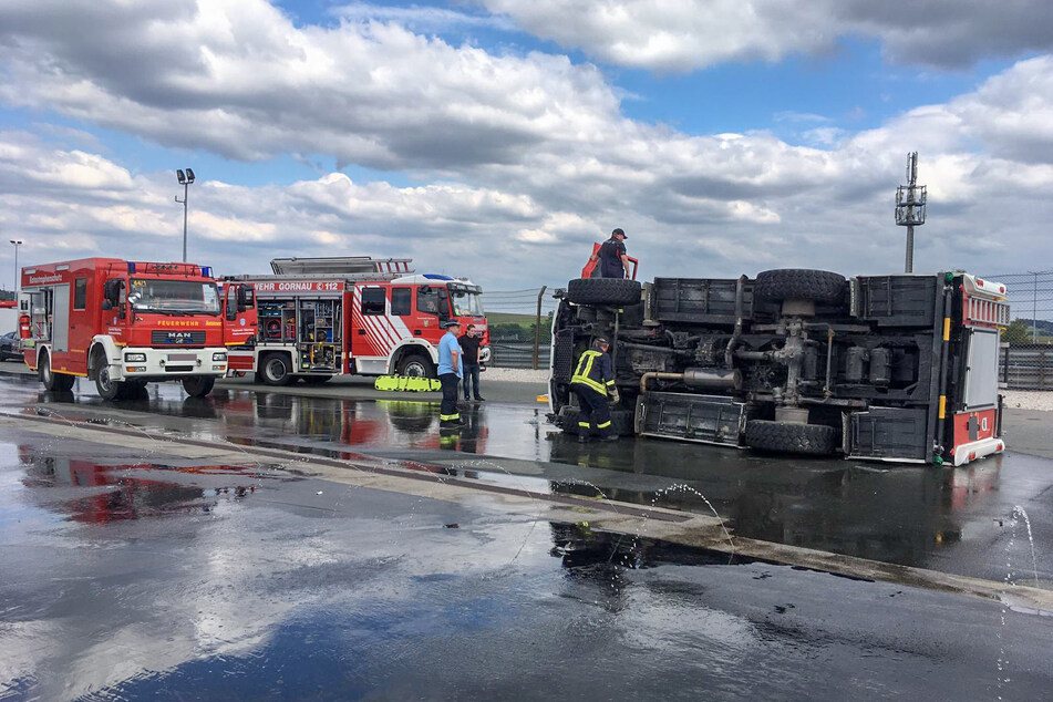 Beim Fahrsicherheitstraining auf dem Sachsenring kippte ein Feuerwehrfahrzeug um.