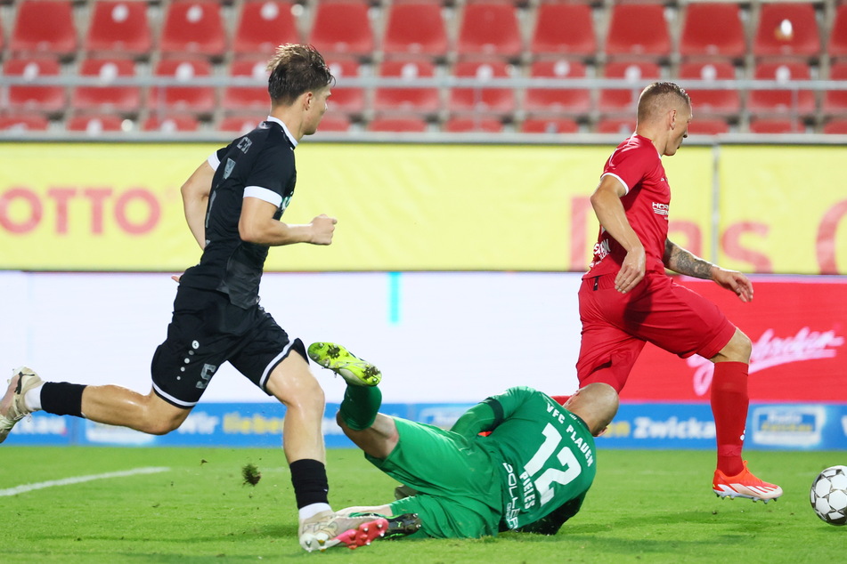 Marc-Philipp Zimmermann (34, r.) auf dem Weg zum 3:0. Er umkurvte VFC-Keeper Jakob Pieles (29) und schob ein.