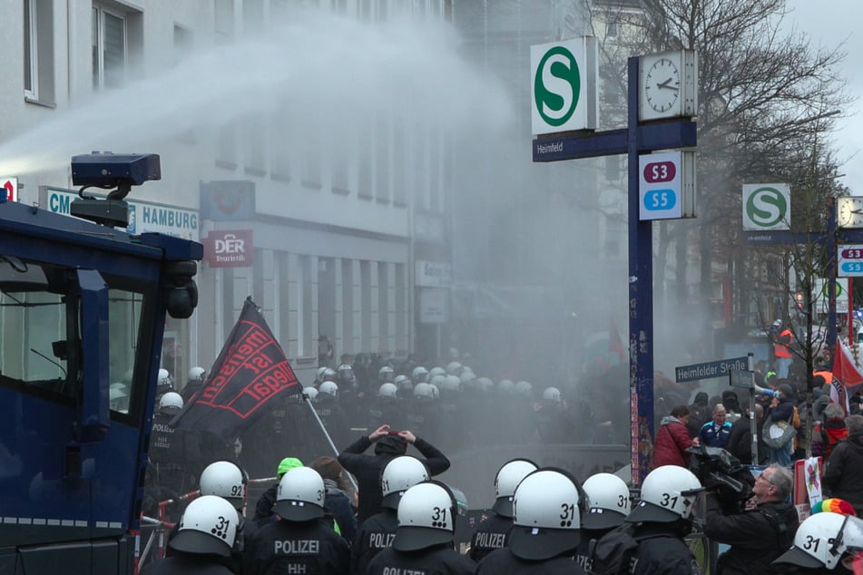 Die Polizei setzte am Sonntagmittag auch Wasserwerfer gegen die Demonstranten ein.