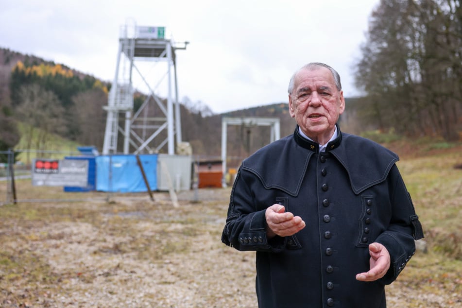 Vorstand Klaus Grund steht vor dem provisorischen Förderturm.