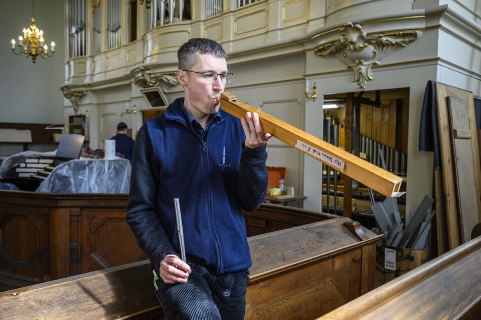 Orgelbauer Jonas Baaske mit einer der über 4000 Pfeifen.