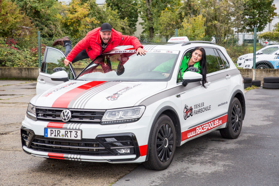 Dorothea Kriegl und Christian Kühn brausen im VW über den Übungsplatz der Verkehrswacht Dresden.
