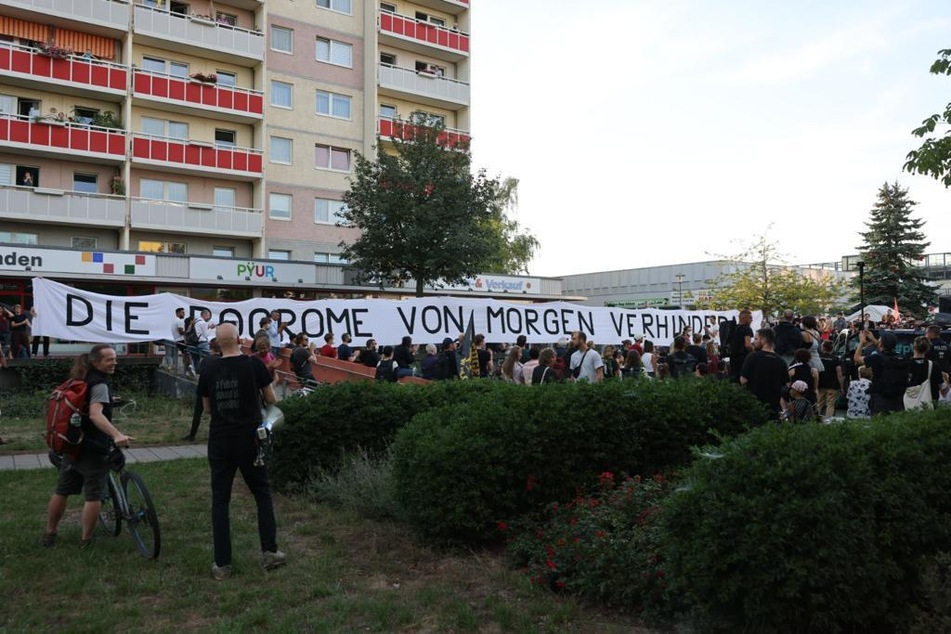 Rund 1300 Menschen hatten sich Montagabend in Grünau versammelt, demonstrierten dort unter anderem unter dem Motto "Die Pogrome von Morgen verhindern".