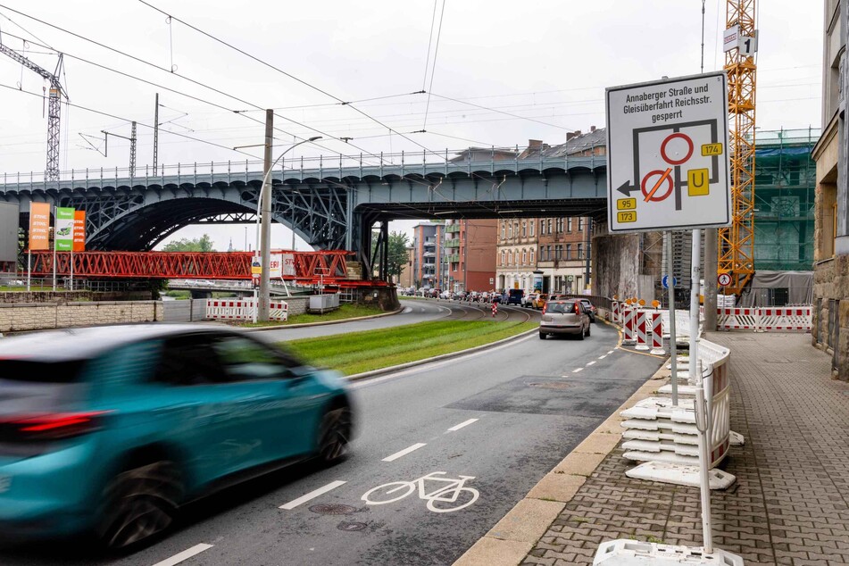 Seit 2022 wird an dem alten Viadukt in Chemnitz gearbeitet. Gleise werden erneuert und Oberleitungen ausgetauscht.