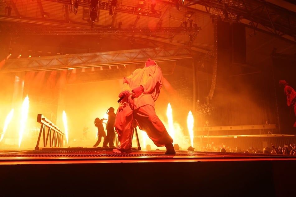 Die Band fährt dafür eine riesige Bühnenshow mit jeder Menge Bühnentechnik, Tänzern und sogar einer Streicher-Gruppe auf.