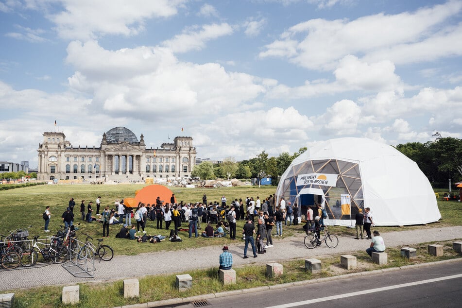 Das erste Parlament der Menschen tagte im Mai/Juni 2025 vor dem Bundestag in Berlin.