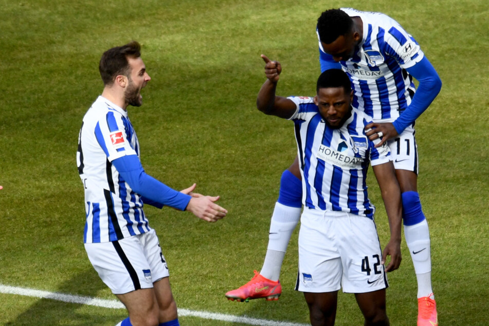 Deyovaisio Zeefuik (2.v.r) bejubelt mit Dodi Lukebakio (oben) und Lucas Tousart sein erstes Bundesligator.