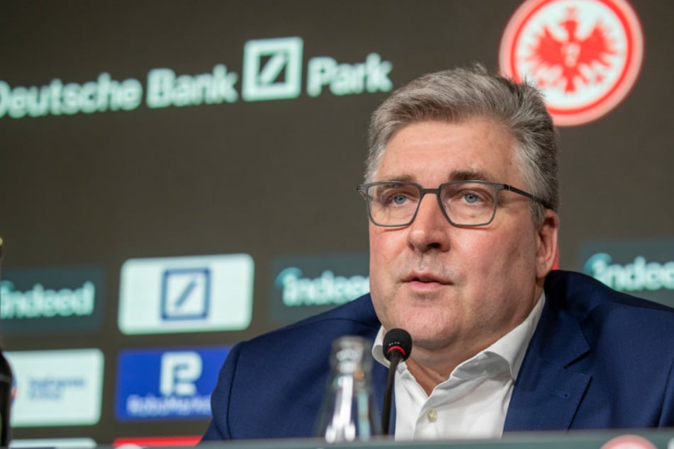 Eintracht Frankfurts Geschäftsführer, Axel Hellmann (53), erklärt, wieso sich die SGE auf dem Transfermarkt in diesem Sommer keine großen Sprünge mehr erlauben kann.