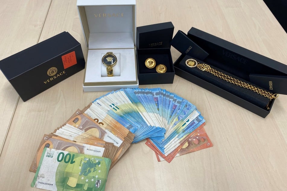 Neben Schmuck und Uhren wurde auch einiges an Bargeld gefunden.