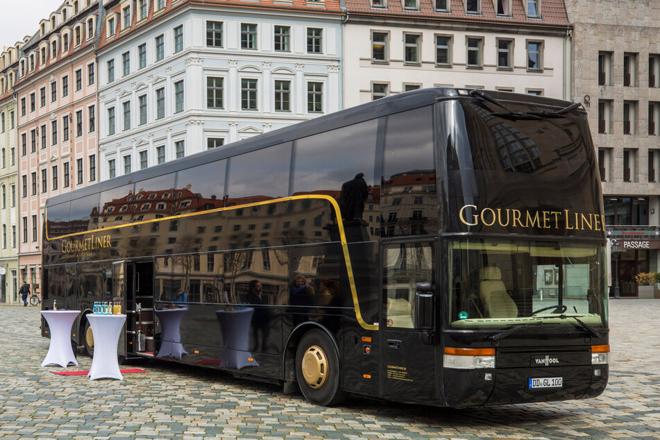 Auf dem Neumarkt in Dresden wurde der erste vollwertig ausgestatteter Restaurantbus Deutschlands vorgestellt.