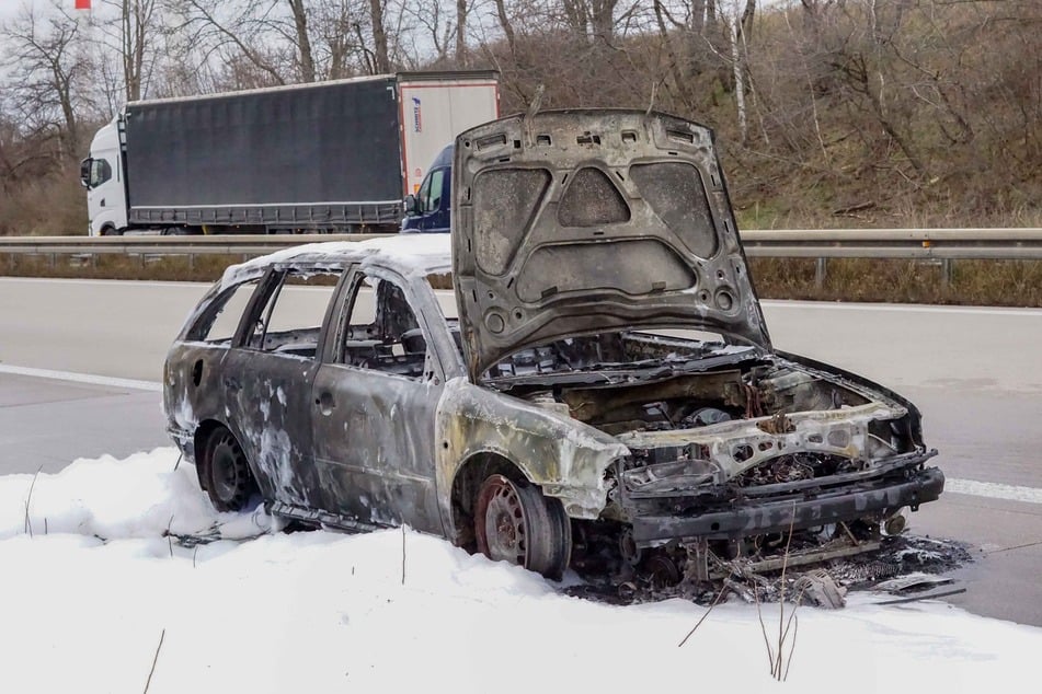 Auf der A14 brannte ein Auto komplett aus.