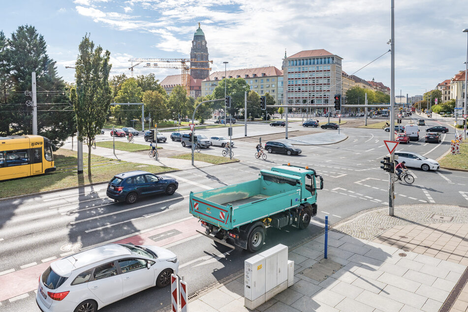 Die riesige ungenutzte Fläche zwischen den Fahrspuren der St. Petersburger Straße am Pirnaischen Platz könnte besser genutzt werden.