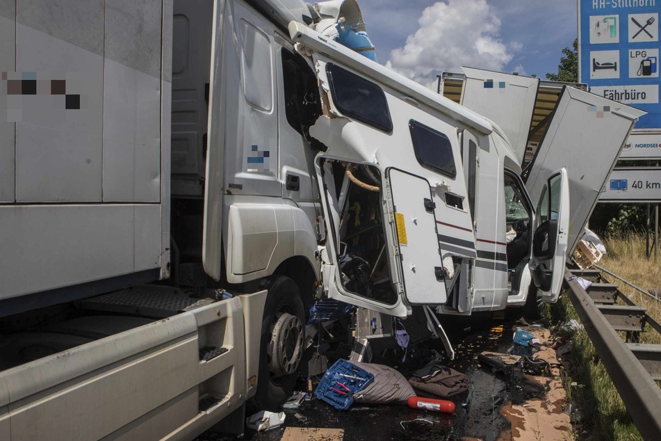 Unfall A1: Wohnwagen wird zwischen zwei Lastwagen eingeklemmt: Vier Verletzte nach Unfällen auf der A1