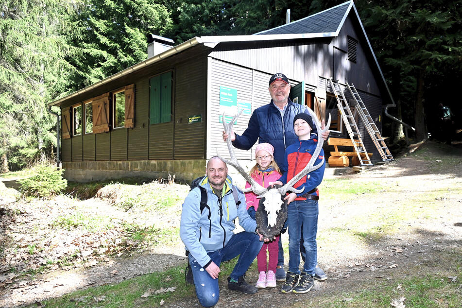 Jens (43, v.l.), Marie (5), Jannes (9) und Willy Müller (68) verschenkten Opa Willys Jagdtrophäe. Das Geweih wurde sofort an die Trekkinghütte "Willys Ruh" geschraubt.