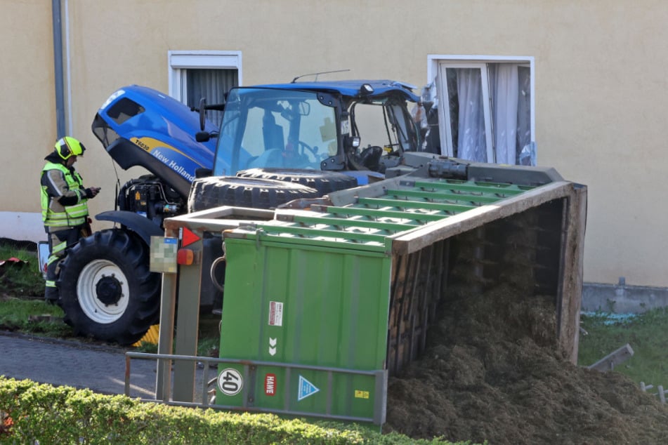 Die Ladung des Anhängers verteilte sich über die Straße.