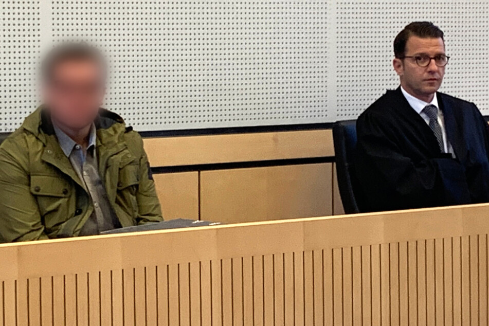 Das Foto vom 12. Mai zeigt den Angeklagten (l) neben seinem Verteidiger Wolfgang Stahl.