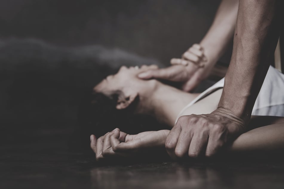 Die nachgestellte Szene hat sich nach Darstellung des Opfers im Zeugenstand tatsächlich so abgespielt. (Symbolfoto)