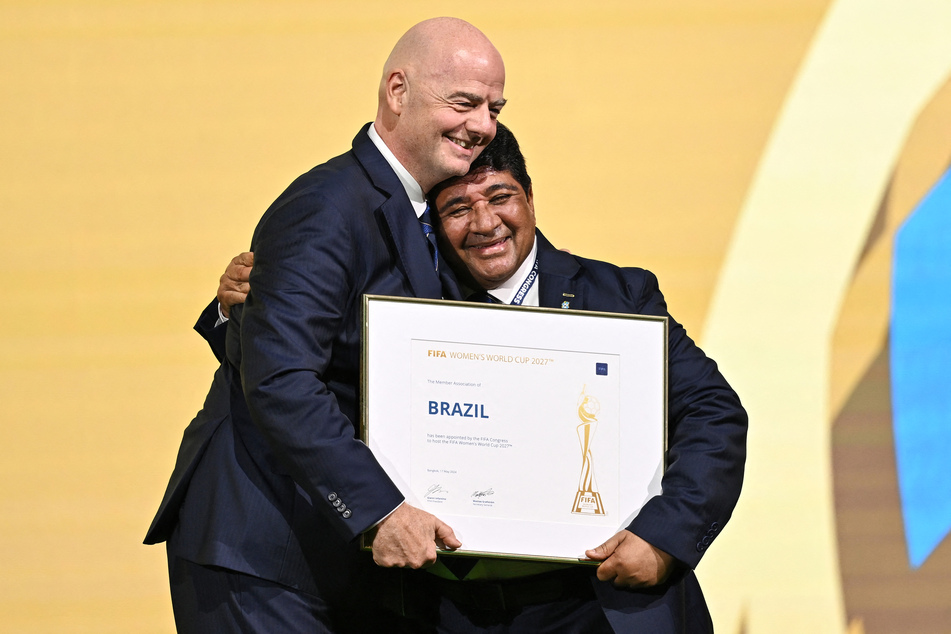 FIFA-Präsident Gianni Infantino (54, l.) umarmte nach der Bekanntgabe umarmt den Präsidenten des brasilianischen Fußballverbands, Ednaldo Rodrigues (70).