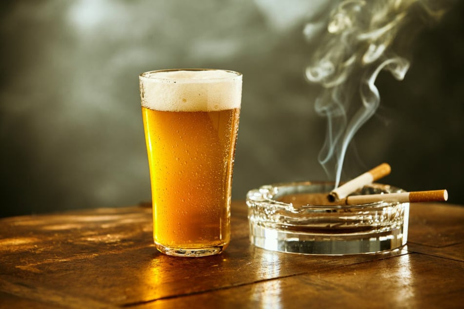 Mit einem Aschenbecher soll ein 36-Jähriger nach einem 20-Jährigen in einer Bar geworfen haben. (Symbolbild)