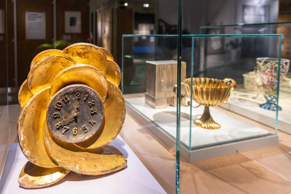 Einzige Überbleibsel aus der ehemaligen Wohnung in der Hoffmannstraße 52 der Familie Goeritz ist die goldene Blütenuhr vermutlich aus den 1920er Jahren. Die Familie erlangte Bekanntheit durch ihr Unternehmen "Venus-Werke", das Bademode herstellte. Die ausführliche Familiengeschichte kann im smac nachgelesen werden.