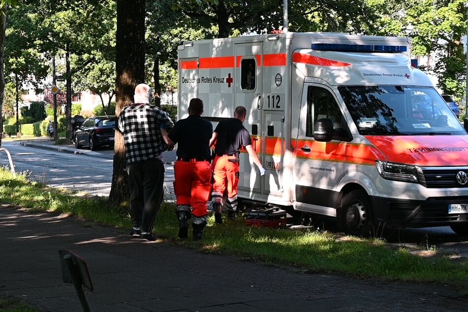 Der Mann wurde durch das Messer am Kopf und Hals verletzt.