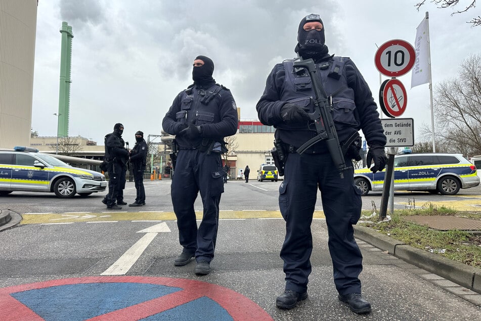 Schwer bewaffnete Einsatzkräfte vor der Müllverbrennungsanlage der Stadtreinigung in Billbrook.