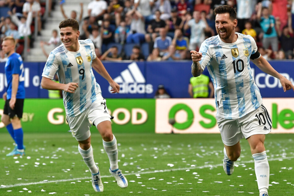 Lionel Messi (34, r.) feiert seinen dritten Treffer während des Freundschaftsspiels gegen Estland.