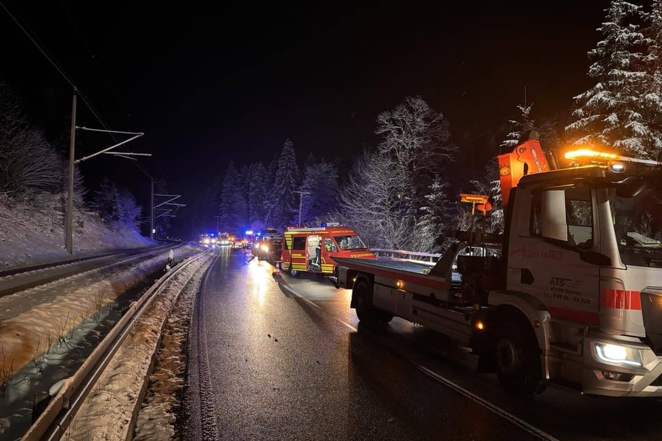 Zahlreiche Rettungskräfte waren bei dem Unfall im Landkreis Garmisch-Partenkirchen im Einsatz.