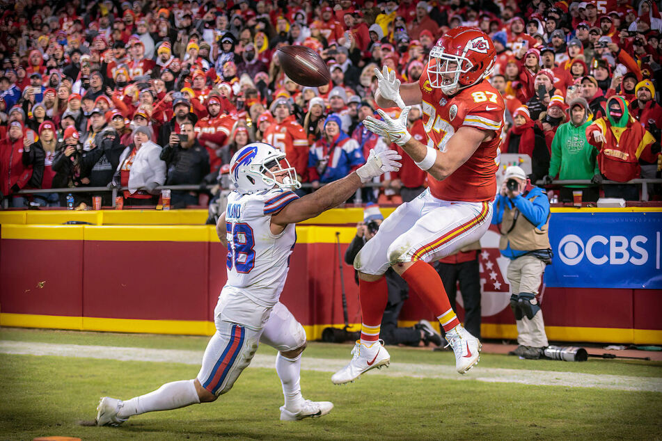 Chiefs tight end Travis Kelce (r) reaches for the game winning reception on Sunday night.